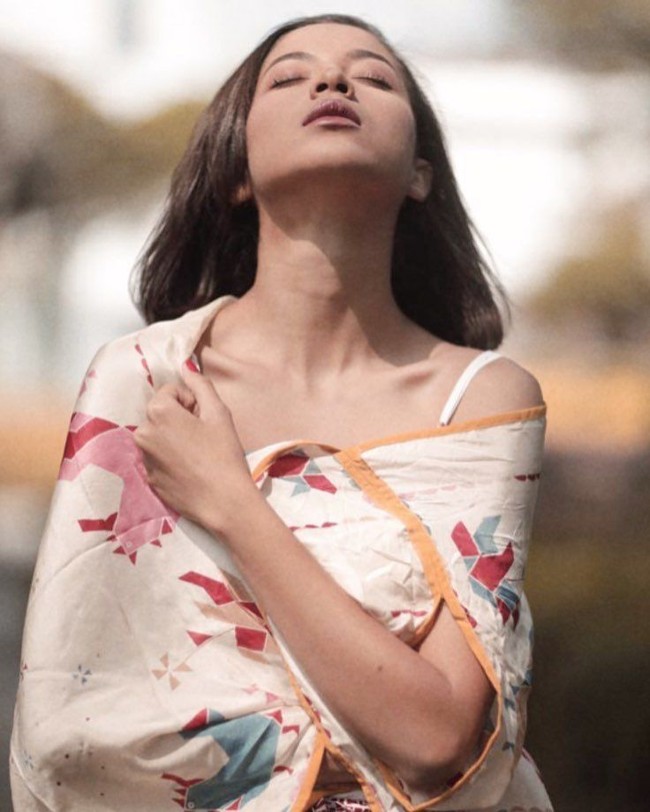 Putri Marino menebar pesonanya dalam balutan kain Sejauh Mata Memandang. (Foto: Instagram/Putri Marino)