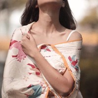 Putri Marino menebar pesonanya dalam balutan kain Sejauh Mata Memandang. (Foto: Instagram/Putri Marino)