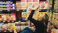 Waduh, anak aktor senior Jeremy Thomas ini memilih untuk memakan sereal langsung di supermarket! Bukan memakannya dengan tangan, melainkan melahapnya langsung dari bungkus serealnya. Laperr gilaa, tulis akun @valerieethomas Foto: Instagram @valerieethomas