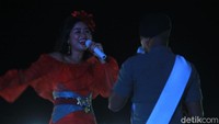 Tidak sendiri, Selfi KDI juga didampingi oleh idola Kepulauan Sula, Ilham Fahrin yang kondang setelah tampil pada ajang kontes bakat dangdut di salah satu televisi nasional (Randy/detikTravel)