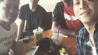 Ketika tengah berkunjung ke Makassar, Ariel sempat nongkrong sambil ngopi di salah satu kafe di sana. Duh, senyumannya Ariel bikin gagal fokus. Foto: Instagram @ariel_inst