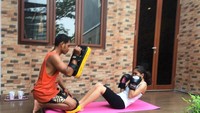 Latihan fisik yang ia lakukan, mulai dari boxing, push up hingga yoga. Foto: Instagram @athirafarina