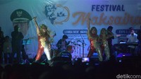 Kehadiran 3 Srigala semakin memeriahkan Festival Maksaira 2018 di Kepulauan Sula, Maluku Utara. Mereka khusus didatangkan dari ibukota untuk meramaikan festival (Randy/detikTravel)