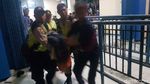 Foto: Kerusuhan Suporter Saat Injury Time Laga Arema vs Persib