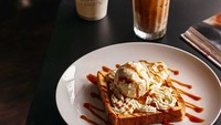 Satu lagi coffee shop enak di Gading Serpong, Monomania Coffee House di Ruko Mendrisio. Suasana cozy dengan suguhan kopi dan kue enak membuat kamu betah nongkrong di sini. Foto: Instagram monomaniacoffeeroastery