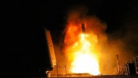 Rudal Tomahawk dilengkapi dengan pengarah GPS, hulu ledak konvensional atau nuklir, tangki penuh, kamera inframerah, mesin jet turbo dan sayap yang bisa dilipat. Ini detik-detik saat ditembakkan menuju Suriah. Foto: Dok. Reuters