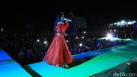 Selain 3 Srigala, pedangdut Selfi KDI juga hadir untuk memeriahkan Festival Maksaira 2018. Ia pun tampil ngejreng dalam balutan dress berwarna merah (Randy/detikTravel)