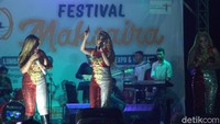Mereka pun menjadi salah satu daya tarik utama dari Festival Maksaira 2018. Area sekitar panggung pun langsung ramai oleh penonton (Randy/detikTravel)