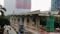 Lintasan LRT sudah terpasang di Jalan Rasuna Said, Jakarta.
