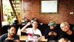 Lihat Kerennya Gaya Ariel Noah Saat Makan dan Nongkrong Bareng Teman