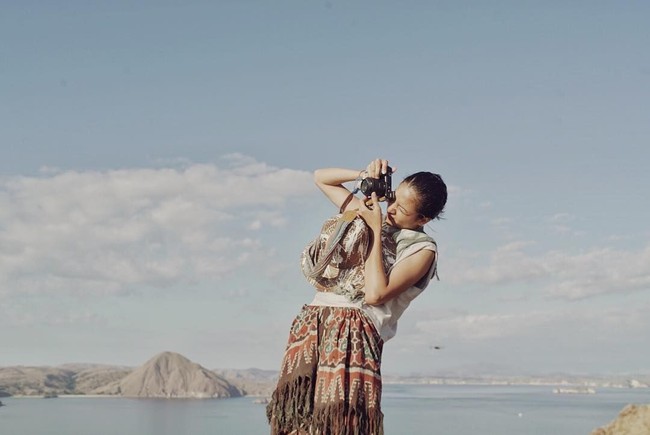 Putri Marino lagi-lagi traveling dengan kain tradisional. Bisa tebak dari mana asal kainnya? (Foto: Instagram/Putri Marino)