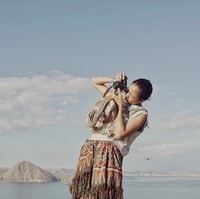 Putri Marino lagi-lagi traveling dengan kain tradisional. Bisa tebak dari mana asal kainnya? (Foto: Instagram/Putri Marino)