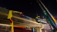 Setelah tiba langsung ditempatkan di atas rel lintasan layang yang sudah terpasang. Istimewa/Jakpro.