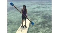 Seperti berenang, menyelam, dan stand up paddling. Foto: Instagram @athirafarina