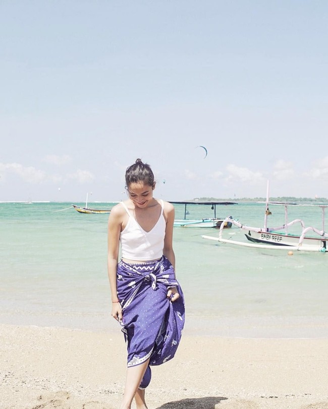 Putri Marino bersarung di pantai. (Foto: Instagram/Putri Marino)