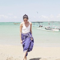 Putri Marino bersarung di pantai. (Foto: Instagram/Putri Marino)