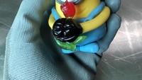Varian permen bentuk minion bernama Stuart yang tengah memegang sekuntum mawar merah ini akan dijadikan pajangan untuk toko permen The Red Ballon di Jeju, Korea Selatan. Lucunya! Foto: Instagram @candyartisans