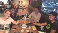Meski dikabarkan sudah putus dengan Sophia Latjuba, dulu Ariel sering tertangkap makan bersama dengan Sophia. Foto: Instagram @ariel_inst
