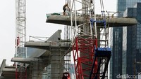 Pekerja menyelesaikan pengerjaan proyek LRT koridor Cawang-Dukuh Atas.