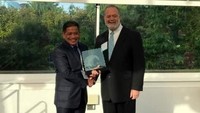 Tak berhenti sampai di situ, Susi kembali diganjar penghargaan internasional, yakni Seafood Champion Award dalam acara Seaweb Seafood Summit pada Juni 2017 di Seattle, Amerika Serikat. Saat itu Susi diwakili oleh Sekjen KKP Rifky Effendi Hardjianto. (Foto dok. KKP).