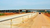 Untuk Tol Batang-Semarang sepanjang 75 km progres konstruksi sudah 75,4%.