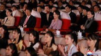 Istri Kim Jong Un Ri Sol Ju tampak hadir menonton pertunjukan tersebut namun Kim tak tampak hadir.  (Foto: Dok. KCNA/via REUTERS)