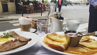 Sedang liburan ke Eropa, Samuel Zylgwyn terlihat sedang menikmati brunch di salah satu kafe. Terlihat ada pancake dengan paduan telur dan juga selai cokelat. Foto: Instagram @samuel_zylgwyn