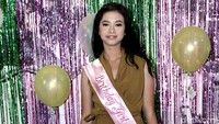 Yuki Kato tampil kasual dengan jeans. Sang birthday girl pun tersenyum bahagia. Foto: Palevi S/detikHOT