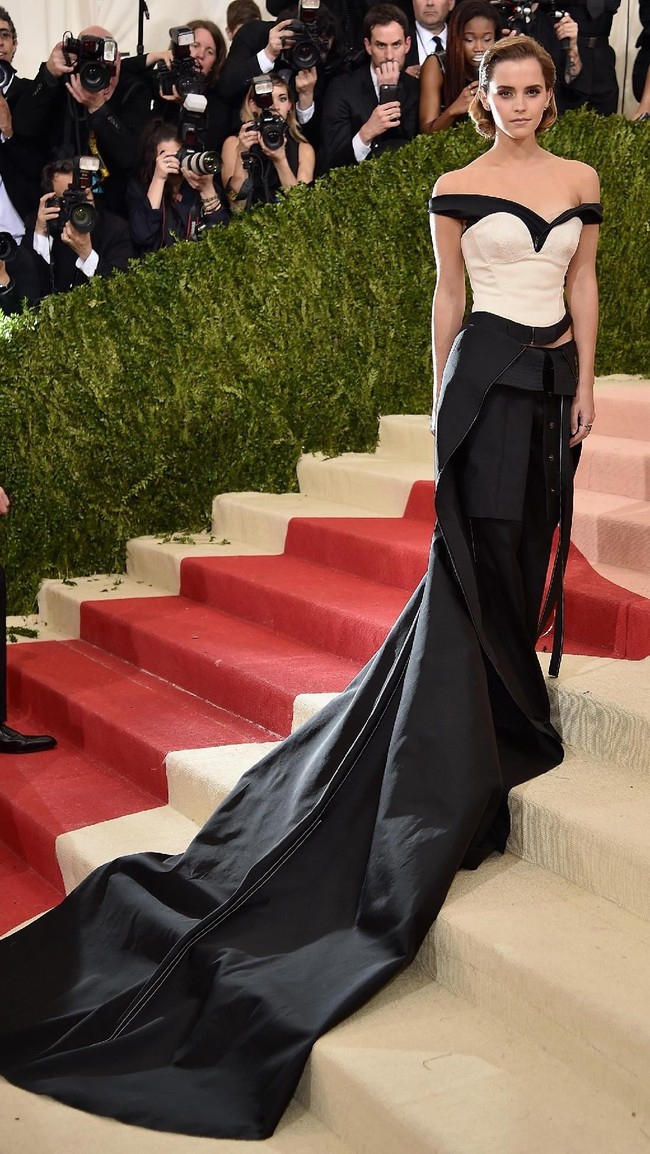 Emma Watson mencuri perhatian di karpet merah MET Gala 2016 silam dalam balutan gaun monokrom dengan ekor panjang nan dramatis. (Foto: Getty Images)