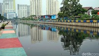 Selain bersih, dinding sungai juga cantik dengan cat warna-warni.