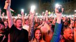 Lautan Cahaya Lampu Ponsel di Demo Anti-Pemerintah Hongaria