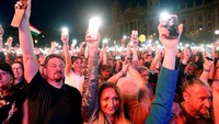 Para pengunjuk rasa berbaris dari Opera ke Parlemen, meneriakkan Pemilihan baru! Kami adalah mayoritas! Vik-tator! dan Filthy Fidesz! (Foto: Dok. REUTERS/Bernadett Szabo)