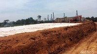 Percepatan dilakukan dengan meningkatkan intensitas pekerjaan penimbunan tanah dari semula 5 ribu m3 per hari, sekarang sebanyak 20 ribu m3 per hari. Ruas yang sudah selesai ditimbun dilanjutkan penghamparan batu agregat.