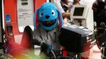 Pengendara Berhelm Elmo Jalan-jalan di Jakarta