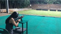 Latihan menembak ternyata juga dilakukan oleh Athira Farina lho! Foto: Instagram @athirafarina