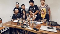 Dengan latar dinding yang bertuliskan Selayaknya Istri, Kopi Adalah Titipan. Franda dan Samuel terlihat sedang berkumpul dengan teman-temannya. Foto: Instagram @samuel_zylgwyn