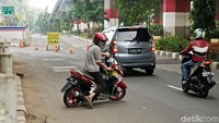 Para pengendara yang melawan arah itu ingin menuju ke Tanjung Priok dan Rawamangun.
