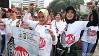 Dalam kampanyenya mereka membawa spanduk bertuliskan Anti-Hoax.