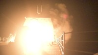 USS Monterey Angkatan Laut Amerika Serikat tampak memerah saat melontarkan rudal Tomahawk, yang memiliki daya jelajah hingga 1.600 km. Foto ini diambil dari potongan video yang dirilis Pentagon. Foto: Dok. Reuters