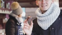 Ada yang mau? Cokelat manis dari si ganteng Samuel Zylgwyn. Foto: Instagram @samuel_zylgwyn