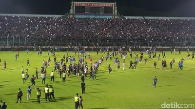 Foto: Rusuh Suporter di Laga Arema vs Persib