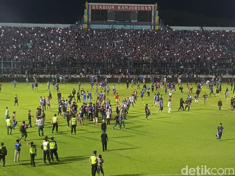 Foto: Rusuh Suporter di Laga Arema vs Persib