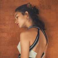 Istri Chicco Jerikho ini mengenakan karya salah satu desainer favoritnya, Lulu Lutfi Labibi. Sang desainer dikenal dengan koleksi busanan berbahan lurik dengan cutting yang kontemporer. (Foto: Instagram/Putri Marino)