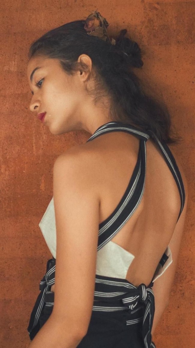 Istri Chicco Jerikho ini mengenakan karya salah satu desainer favoritnya, Lulu Lutfi Labibi. Sang desainer dikenal dengan koleksi busanan berbahan lurik dengan cutting yang kontemporer. (Foto: Instagram/Putri Marino)