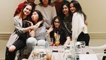 Begini Gaya Si Cantik Valerie Thomas Saat Makan Rendang dan Minum Jus