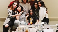 Begini keceriaan Valerie saat makan malam bersama Mumu Gomez, Al Ghazali dan pemain film berjudul 13 lainnya. Foto: Instagram @valerieethomas