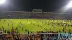 Foto: Kerusuhan Suporter Saat Injury Time Laga Arema vs Persib