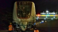 Kereta LRT Jakarta dibawa menggunakan truk multi-axle ke lokasi lintasan di Kelapa Gading. Istimewa/Jakpro.
