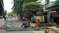 Saat ini pengecoran jalan sedang dilakukan di depan Halte Pedati 2.
