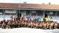 Sekolah ini awalnya bernama Sekolah Rakyat. Saat ini sekolah tengah mendidik kurang lebih 100 anak asli Pulau Pisang dari kelas 1 sampai 6 SD. (Mercy Raya/detikTravel)